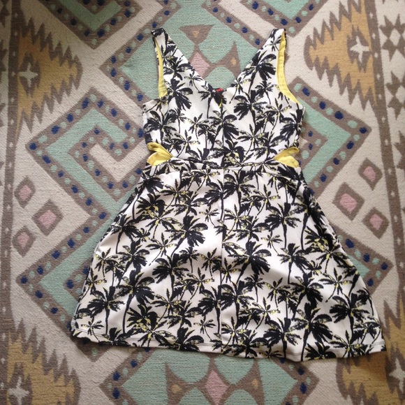 💜3 for 15 -Cute Palm Tree Dress with Cut-outs 🌴 - Picture 4 of 6